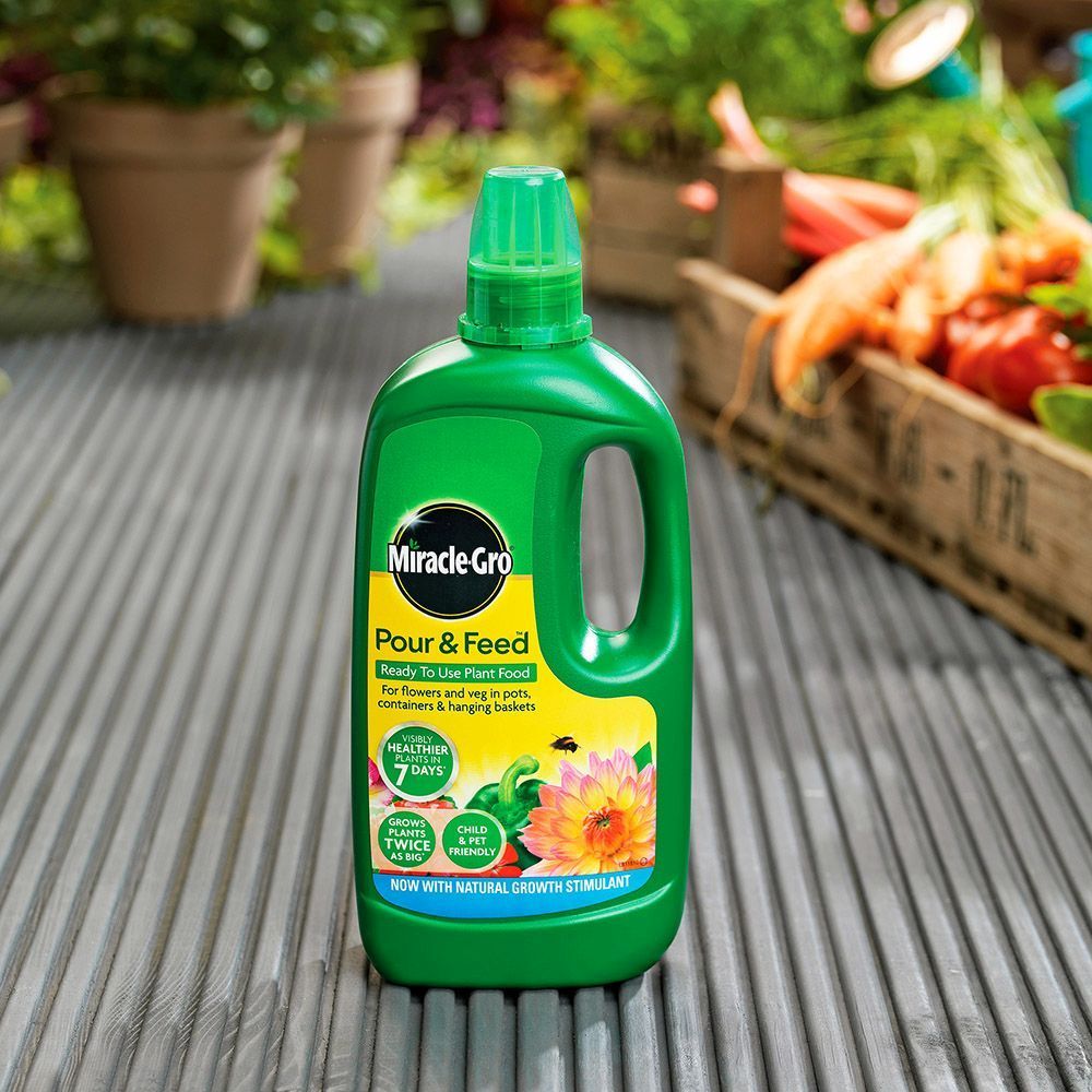 Miracle-Gro® Pour & Feed Ready To Use Plant Food 1L