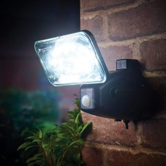 Cole & Bright Solar Security Light - 400 Lumens